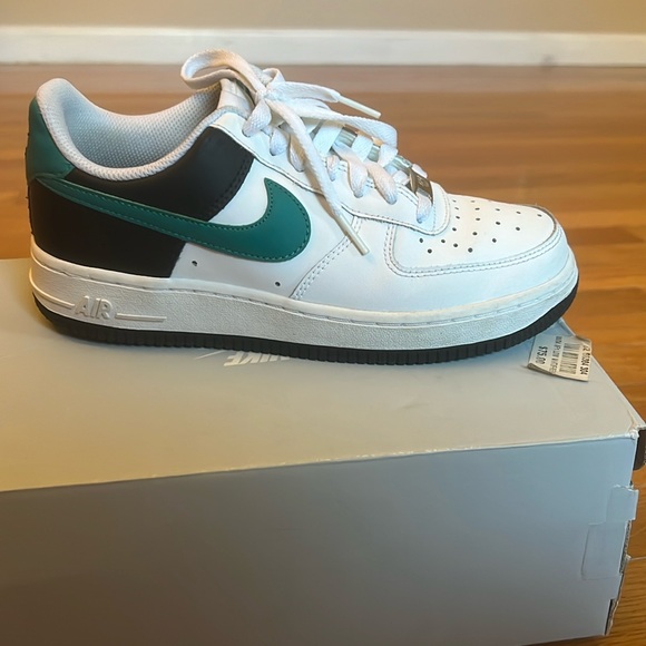 Nike Air Force One grade school size 5 - Picture 1 of 5